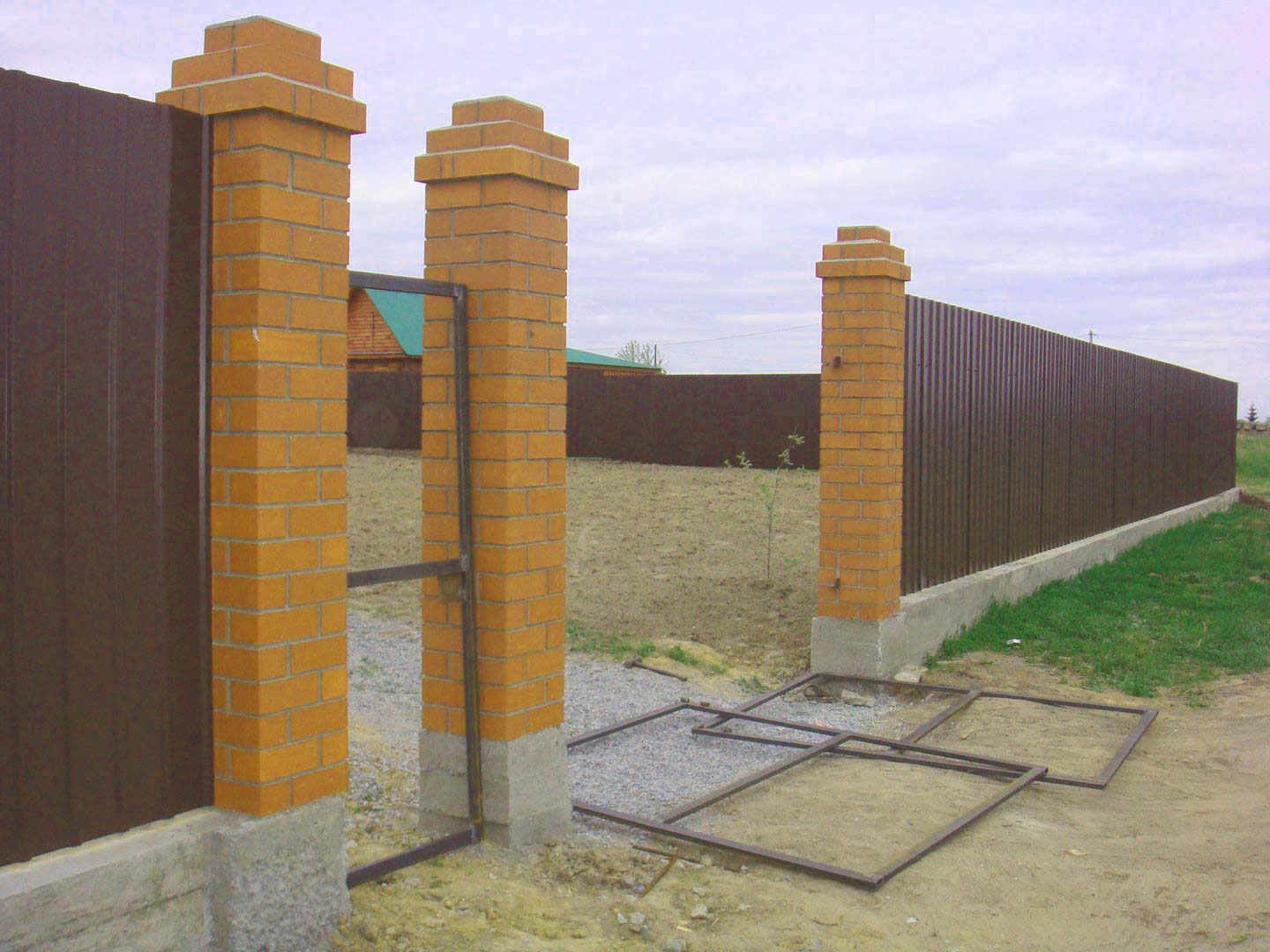 готовый забор из профнастила с двусторонним цветным покрытием и кирпичными столбами